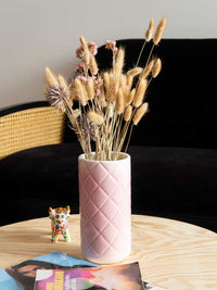 vase couleur rose capitonner sur table de salon 