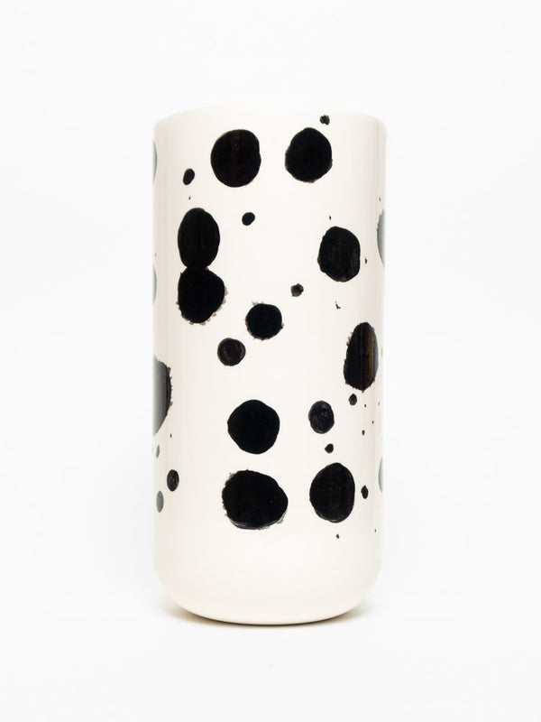 vase en céramique blanc avec des taches noir