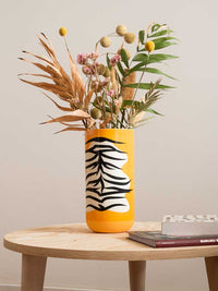 vase tigre sur bois brut de salon moderne parisien