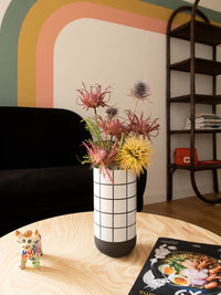 vase de salon moderne avec bouquet de fleurs séchées