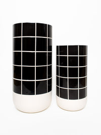 Un vase artisanal de décoration d'interieur au design rétro future noir et blanc.