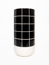 Vase en céramique au design carrelage noir et blanc.