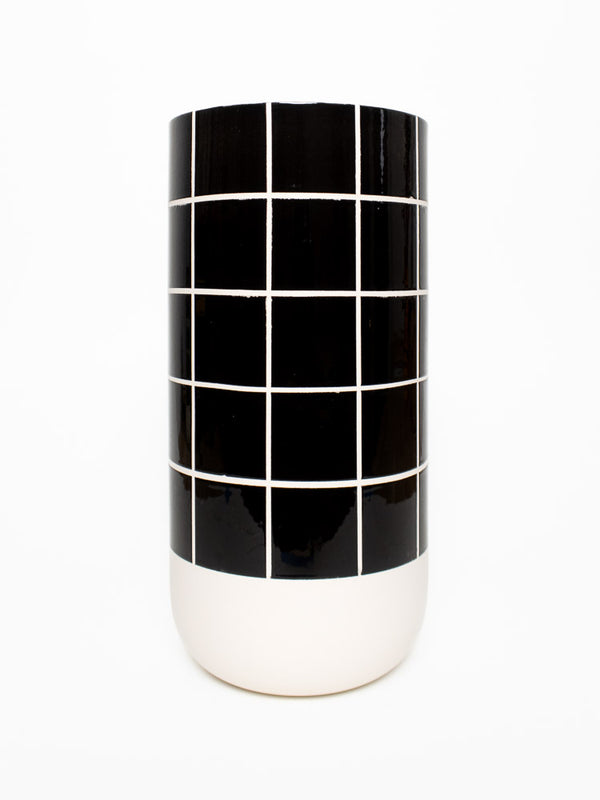 Vase en céramique au design carrelage noir et blanc.