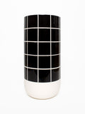 Vase en céramique au design carrelage noir et blanc.