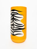 Vase design en terre cuite émailler avec un motif animalier noir, blanc et orange. 