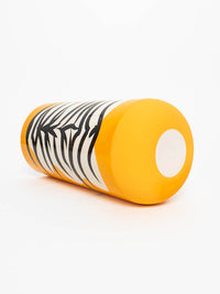 Un vase classique en céramique au style jungle avec un motif tapis tigre noir, blanc et orange.