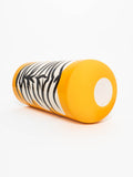 Un vase classique en céramique au style jungle avec un motif tapis tigre noir, blanc et orange.